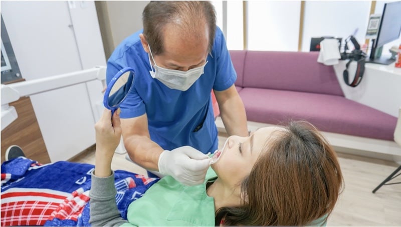 瓷牙貼片流程-一日美齒-海外牙齒美白推薦牙醫-沈志容醫師-數位牙技師與患者討論牙齒貼片顏色型態